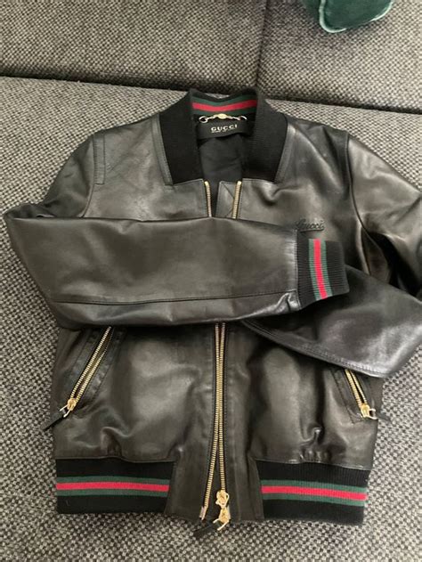 giubbotto gucci bianco scritte nere
